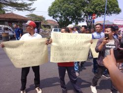Ratusan massa Aniliasi Masyarakat Peduli Hukum datangi Kejaksaan Negeri Kotabumi