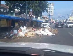 Lapor Pak Pj Bupati Lampung Utara, Banyak Sampah di Jalan Lintas Bukit Kemuning
